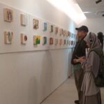 Lebih dari 500 pelukis mengadakan pameran bersama yang disebut “Little is Cool”
