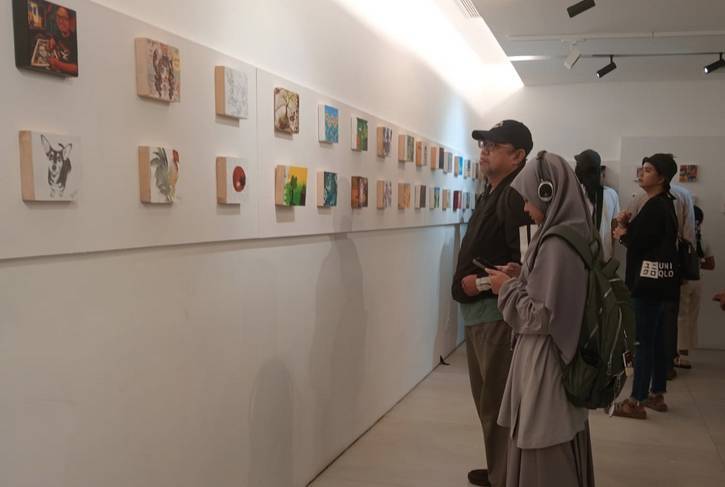 Lebih dari 500 pelukis mengadakan pameran bersama yang disebut “Little is Cool”