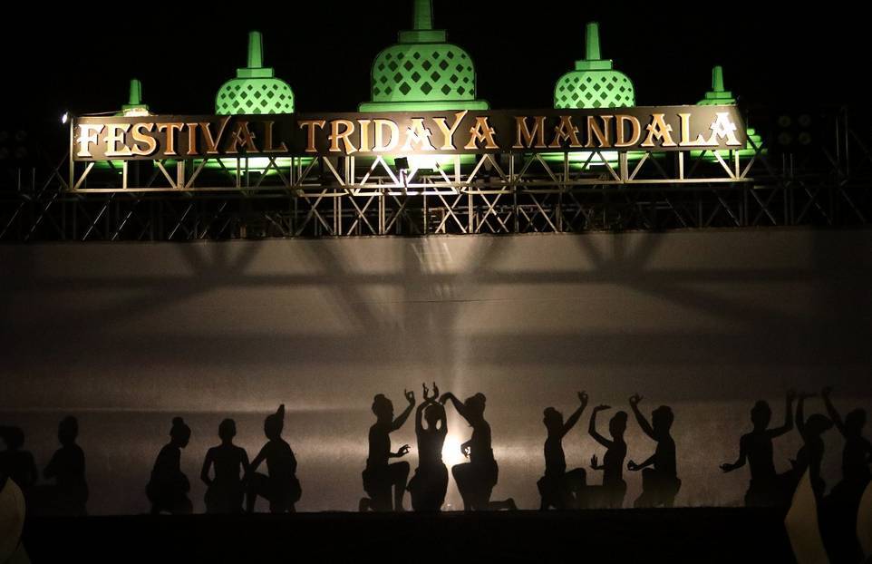 Jiwa berbicara di bawah langit Borobudur saat tubuh menari
