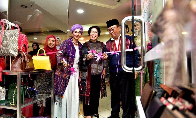 Galeri Wayphi Lastra terletak di Pusat Perbelanjaan Medan Plaza