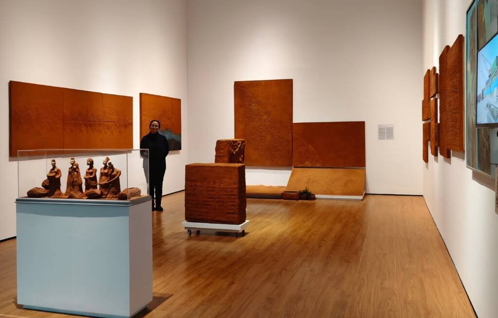 Endang Lestari mempersembahkan ritual ‘Geophagia Memoria’ dan pertunjukan tanah dalam pameran seniman perempuan Indonesia