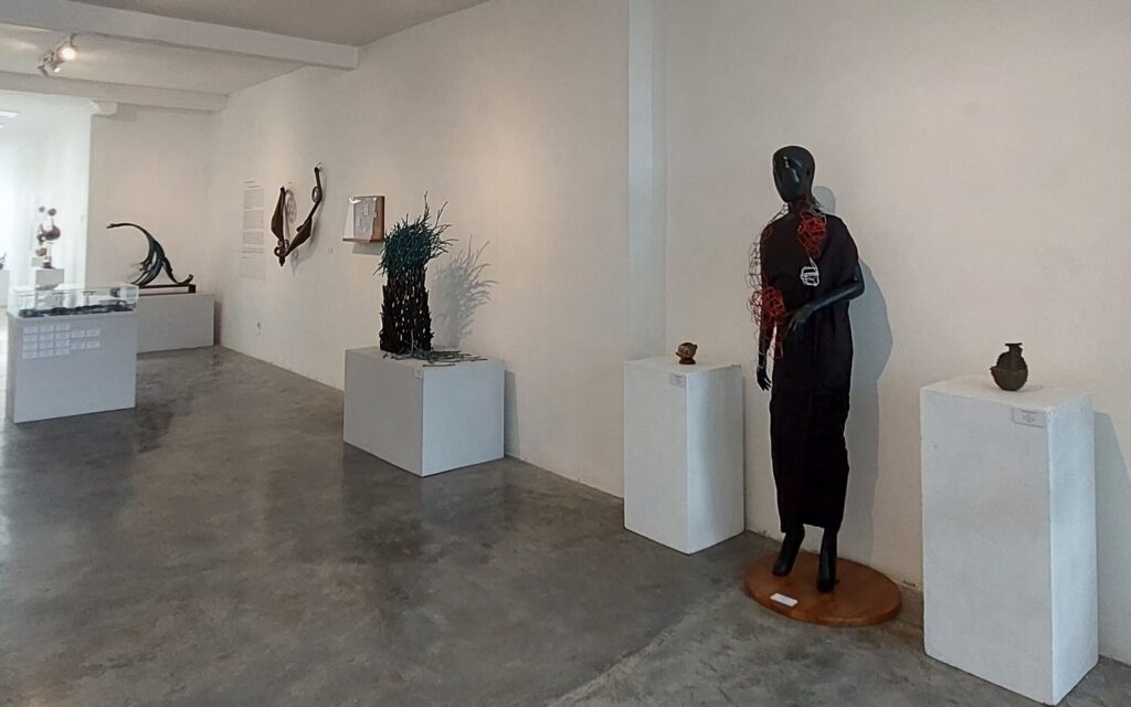 “Flowing Metal”, seni kerajinan kontemporer menafsirkan kembali logam